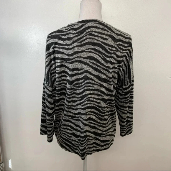 Zara Top Shirt Woman Medium  Zebra Print Boxy Black‎ Gray 3/4 Sleeve Soft Light - Picture 6 of 9